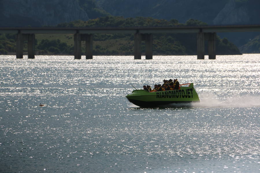 Llega a Riaño el 'JetBoat', una embarcación que alcanza velocidades de más de 80 kilómetros por hora, con giros de 360 grados para ofrecer una experiencia que conjuga turismo con diversión y adrenalina y que es pionera en el Norte de España