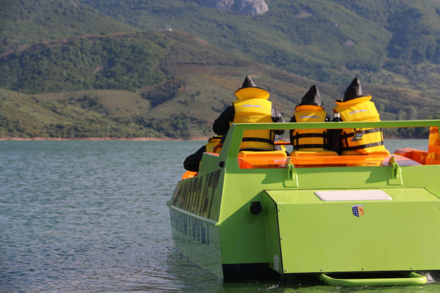 Llega a Riaño el 'JetBoat', una embarcación que alcanza velocidades de más de 80 kilómetros por hora, con giros de 360 grados para ofrecer una experiencia que conjuga turismo con diversión y adrenalina y que es pionera en el Norte de España