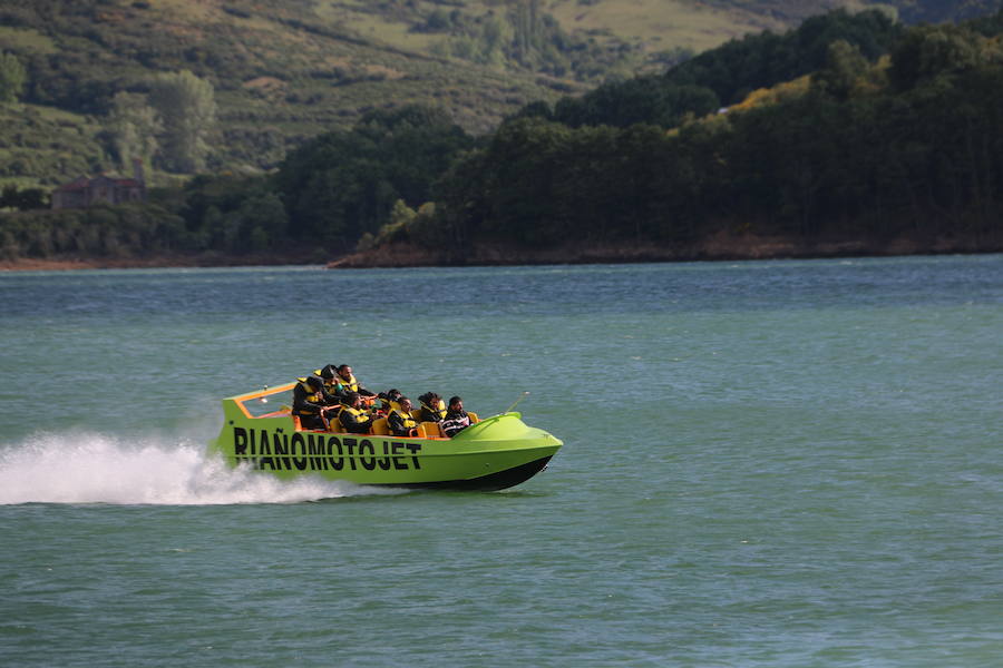 Llega a Riaño el 'JetBoat', una embarcación que alcanza velocidades de más de 80 kilómetros por hora, con giros de 360 grados para ofrecer una experiencia que conjuga turismo con diversión y adrenalina y que es pionera en el Norte de España