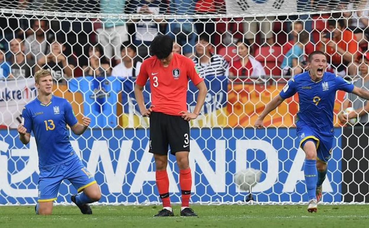 Los jugadores ucranianos celebran la victoria en la final del Mundial Sub-20.