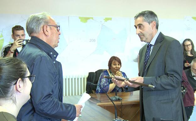 José Manuel Acebes con el bastón de mando del municipio. 