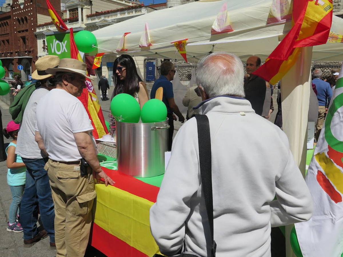 Con una carpa, dos grandes pucheros y mensajes en tono crítico sobre lo ocurrido en la mesa de Pastorinas, la formación política explica a los leoneses el proceso judicial abierto para aclarar el resultado de las municipales en la famosa mesa 7-5-B