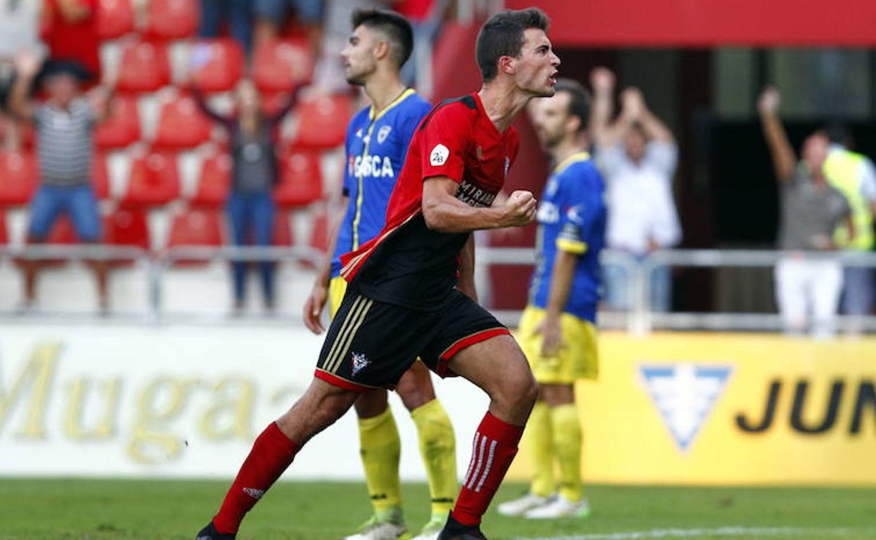 Claudio celebra un gol con el Mirandés.