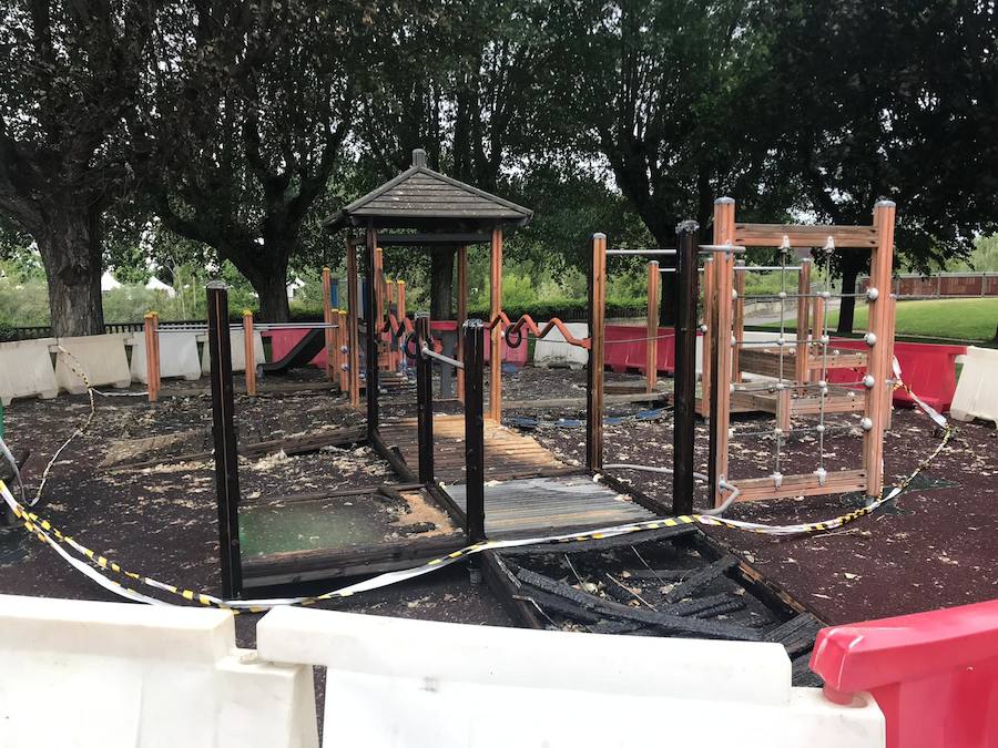 Fotos: Parque infantil calcinado en Papalaguinda