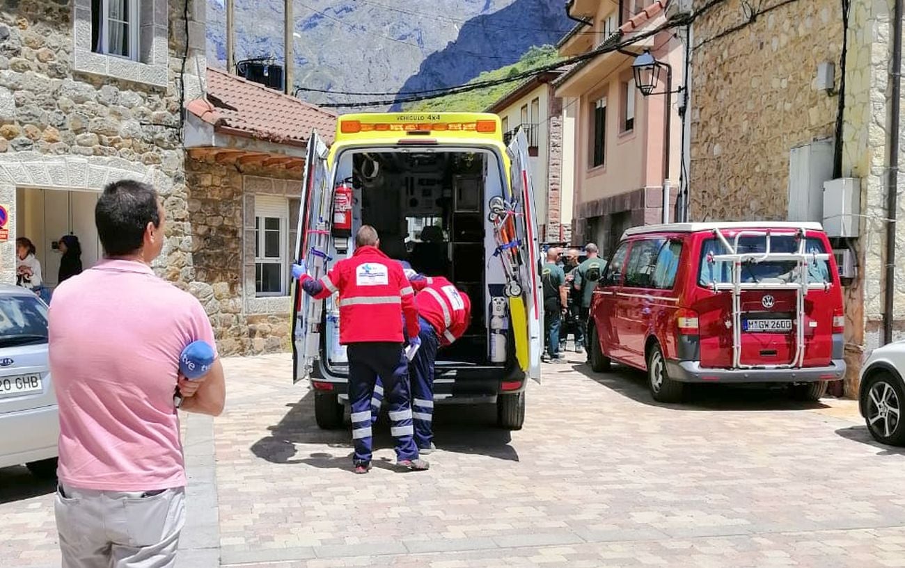 Una ambulancia traslada al menor perdido durante 30 horas en Picos al centro de salud tras una evacuación previa en helicóptero.