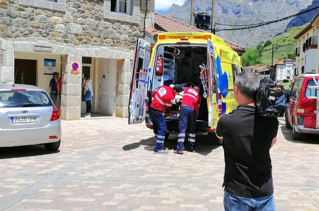 Una ambulancia traslada al menor perdido durante 30 horas en Picos al centro de salud tras una evacuación previa en helicóptero.