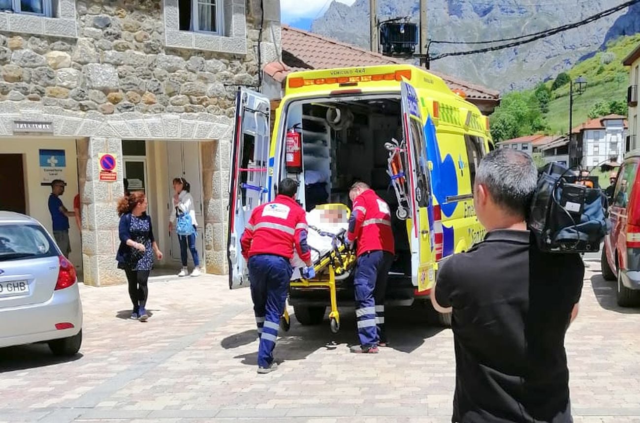 Una ambulancia traslada al menor perdido durante 30 horas en Picos al centro de salud tras una evacuación previa en helicóptero.