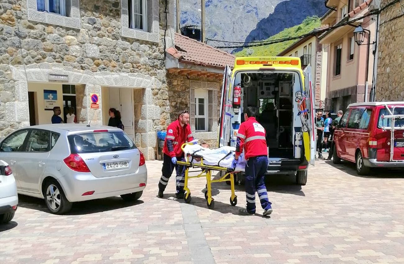 Una ambulancia traslada al menor perdido durante 30 horas en Picos al centro de salud tras una evacuación previa en helicóptero.