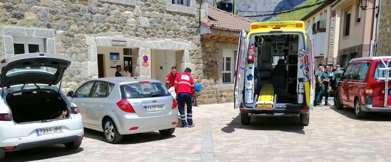 Una ambulancia traslada al menor perdido durante 30 horas en Picos al centro de salud tras una evacuación previa en helicóptero.