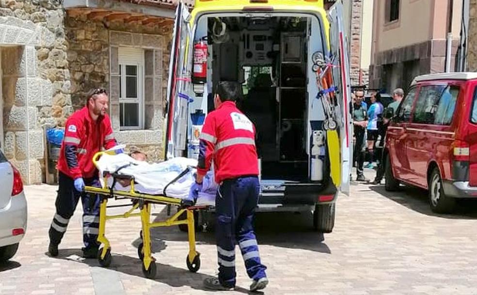 Momento en el que Abdu es trasladado del consultorio de Valdeón a la ambulancia. 