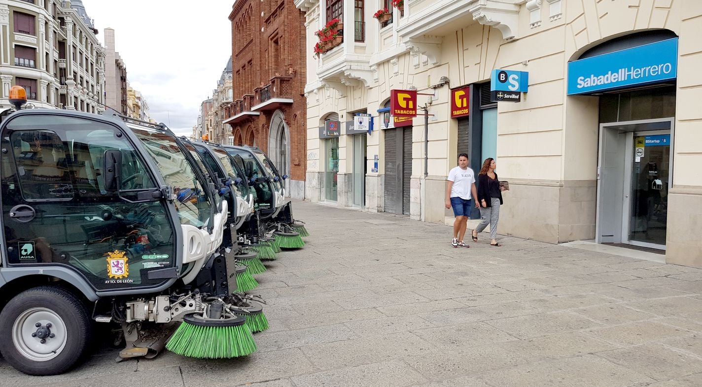 El Ayuntamiento deja cuatro barredoras ante un banco para denunciar que no las repara