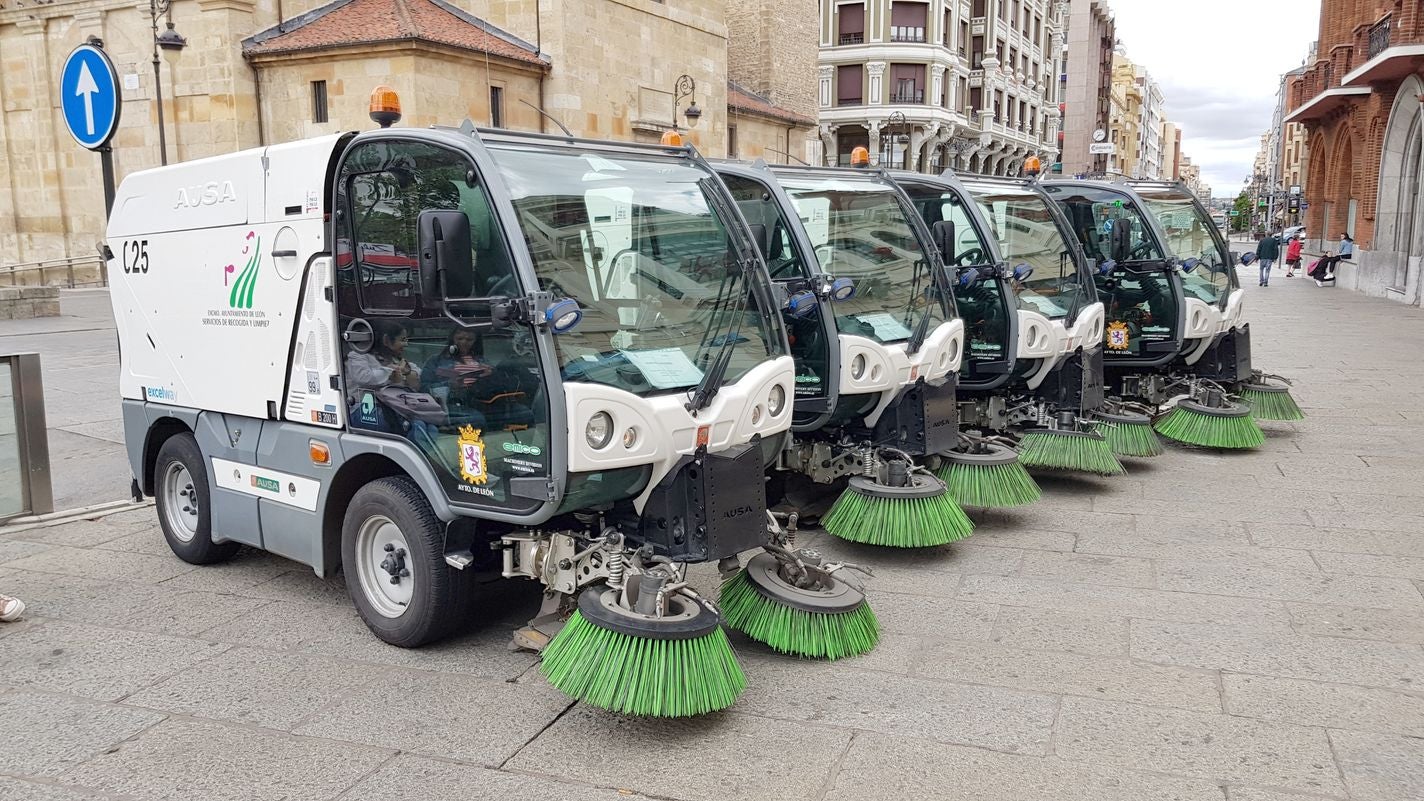 El Ayuntamiento deja cuatro barredoras ante un banco para denunciar que no las repara