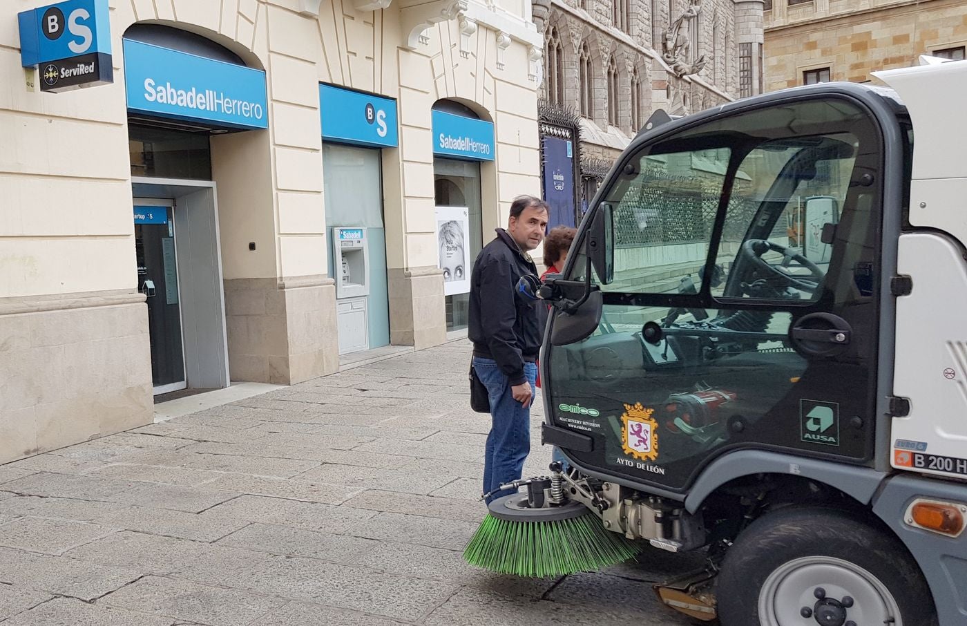 El Ayuntamiento deja cuatro barredoras ante un banco para denunciar que no las repara