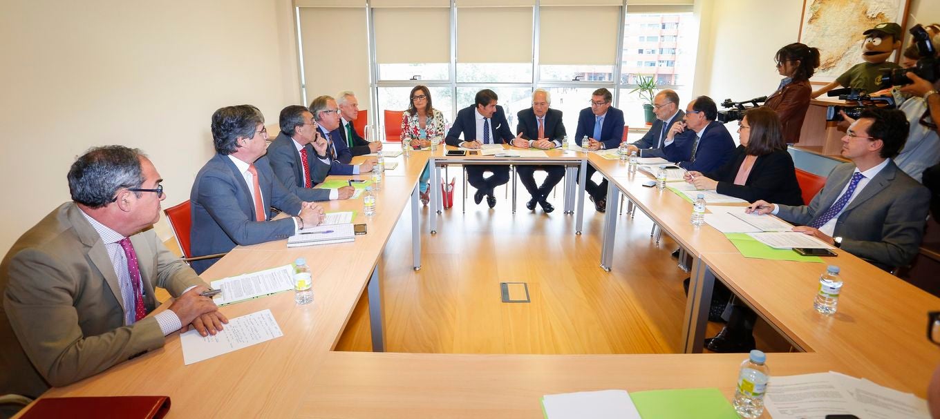 El consejero de Fomento y Medio Ambiente, Juan Carlos Suárez-Quiñones, presenta el operativo para la campaña contra incendios forestales 2019 junto a los delegados territoriales de la Junta de Castilla y Leó