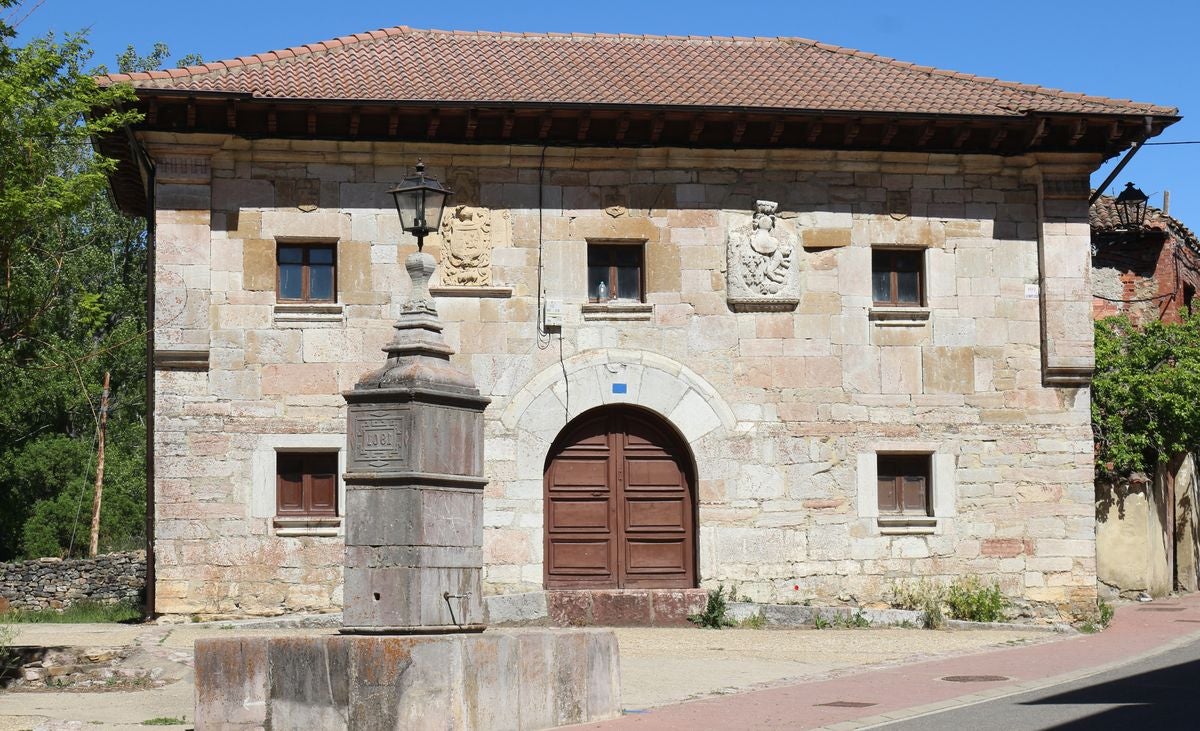 Este enclave declarado en el año 2005 reserva de la biosfera se sitúa en el norte de la provincia de León, limitando con Asturias. Cuenta con tres municipios Cármenes, Vegacervera, y Lugueros,