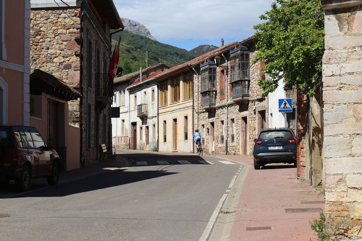 Este enclave declarado en el año 2005 reserva de la biosfera se sitúa en el norte de la provincia de León, limitando con Asturias. Cuenta con tres municipios Cármenes, Vegacervera, y Lugueros,