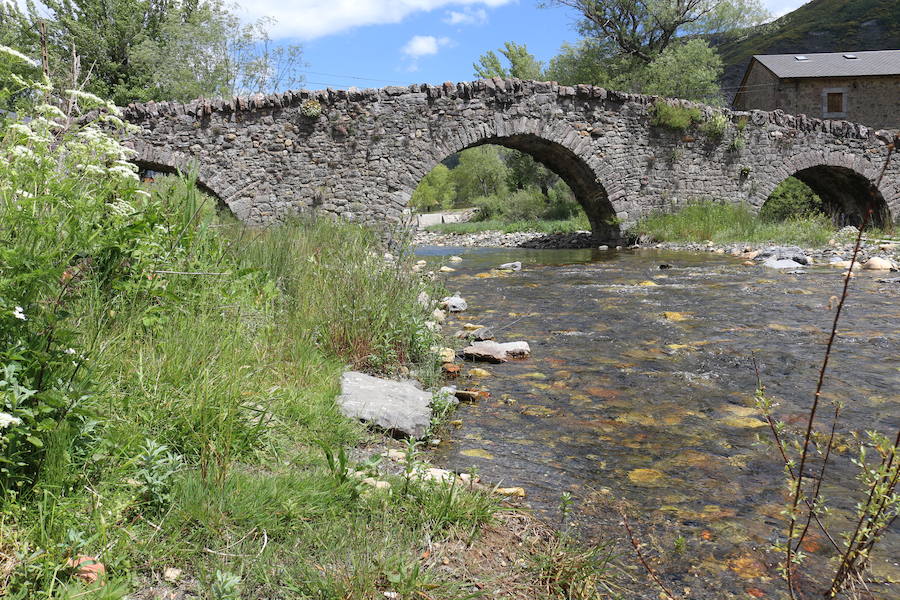 Este enclave declarado en el año 2005 reserva de la biosfera se sitúa en el norte de la provincia de León, limitando con Asturias. Cuenta con tres municipios Cármenes, Vegacervera, y Lugueros,