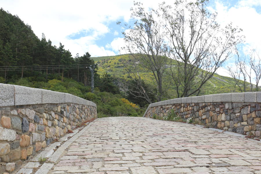 Este enclave declarado en el año 2005 reserva de la biosfera se sitúa en el norte de la provincia de León, limitando con Asturias. Cuenta con tres municipios Cármenes, Vegacervera, y Lugueros,