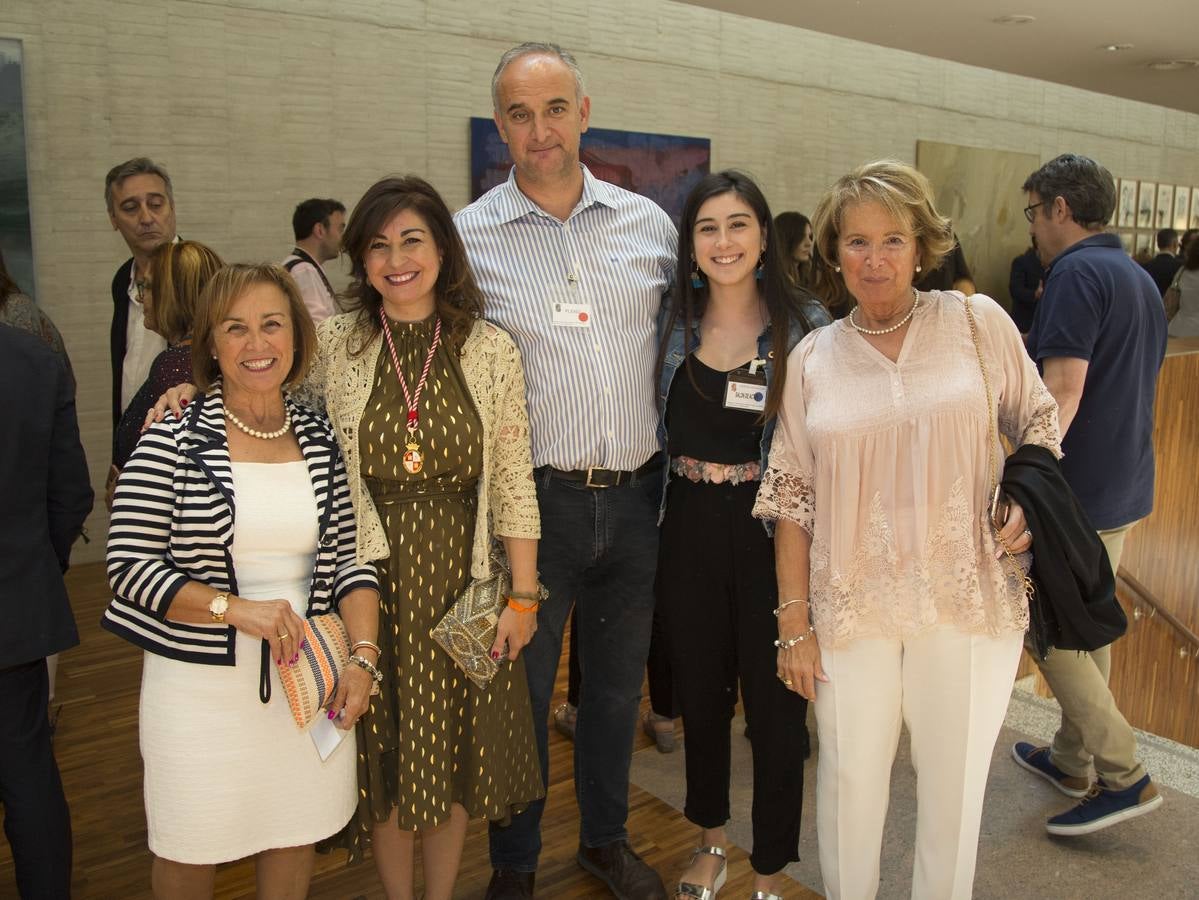 Marta Sanz, secretaria tercera de la mesa, con su suegra, Pilar, su marido Luis, su hija y su madre Henar. 