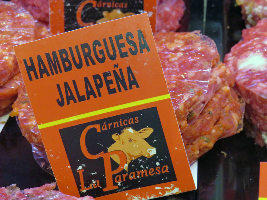 El 'templo' de la hamburguesa se encuentra en 'La Paramesa'. Y es que esta carnicería dispone de 15 variedades diferentes de hamburguesas que la han convertido en un referente del sabor y de la innovación en este tipo de filete de carne picada. Contando con producto de primera calidad, estas hamburguesas están elaboradas de manera artesanal en la propia carnicería 'La Paramesa', lo que les permite jugar con diferentes tipos y mezclas.