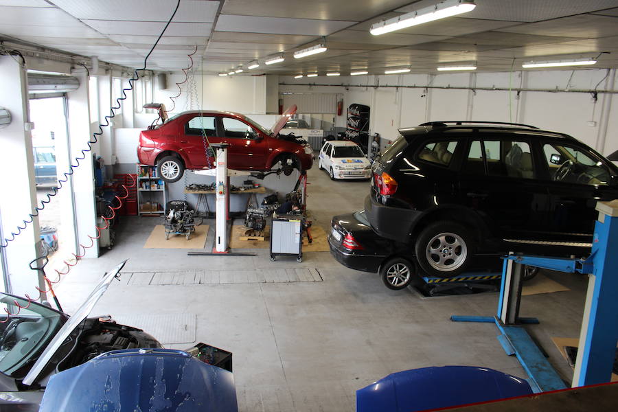 Talleres Cecar nace en 2018 con mucha ilusión y motivación con el fin de traer a León algo más que un taller. Su filosofía parte de la unión entre la tecnología del automóvil y su estética, siempre dentro de un gran grupo como es la red de talleres CGA.