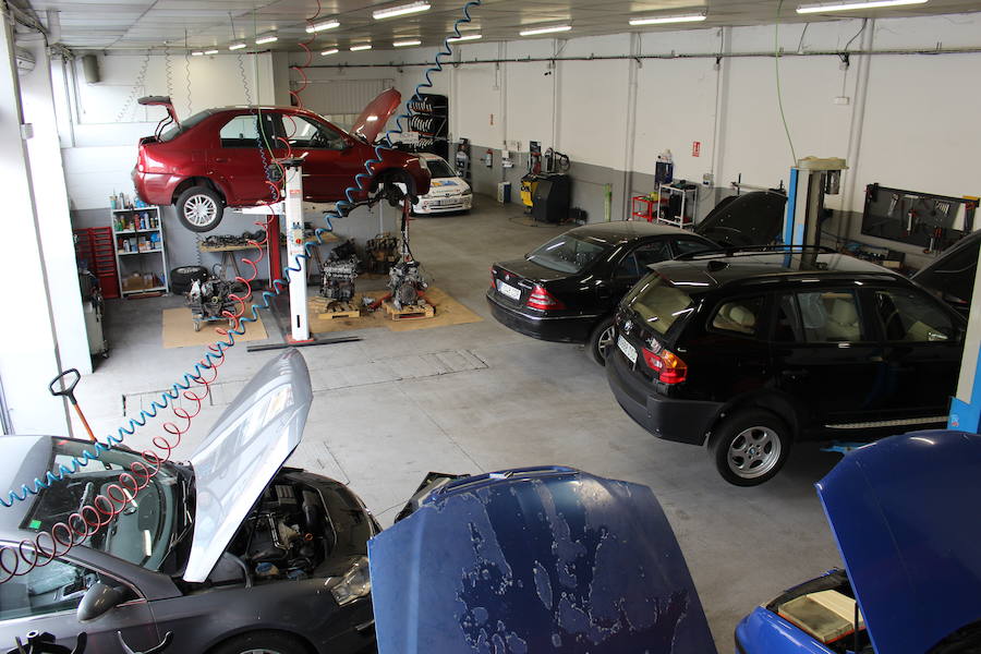 Talleres Cecar nace en 2018 con mucha ilusión y motivación con el fin de traer a León algo más que un taller. Su filosofía parte de la unión entre la tecnología del automóvil y su estética, siempre dentro de un gran grupo como es la red de talleres CGA.