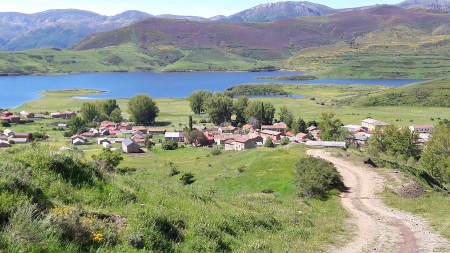 La riqueza y biodiversidad del Alto Bernesga es excepcio- nal, debido a su ubicación biogeográfica en la zona de transición entre la España mediterránea y la España atlántica, disfrutando de especies arbóreas de ambas regiones separadas por escasos metros. La Reserva de la Biosfera del Alto Bernesga fue declara- da por la UNESCO en 2005. Desde entonces, han sido numerosos los pasos que se han dado hacia la consoli- dación de la misma, basados todos ellos en programas y procesos donde la participación ciudadana es prioritaria. 