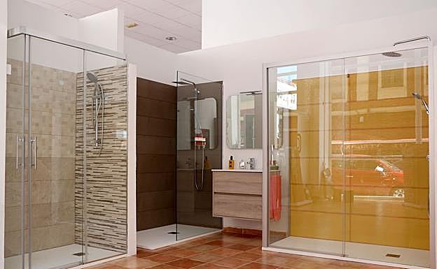 Imagen principal - Diferentes partes de la exposición de la tienda de Coba. 