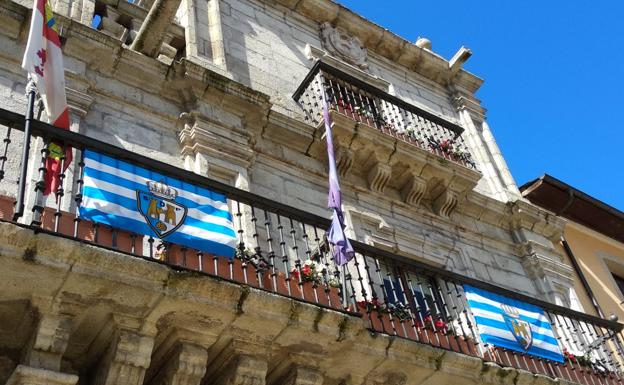 Galería. El Ayuntamiento de Ponferrada, también con colores blanquiazules.