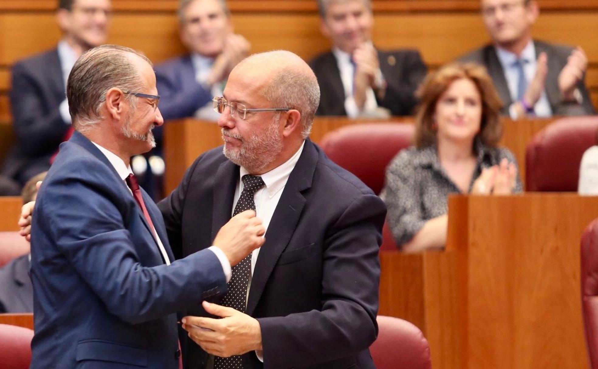 Luis Fuentes recibe la felicitación de Francico Igea tras ser elegido presidente de ls Cortes.