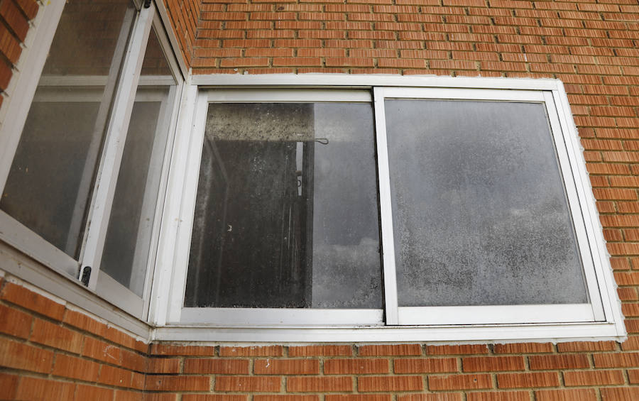 Las ventanas y las persianas del inmueble, llenas de suciedad el pasado jueves. 