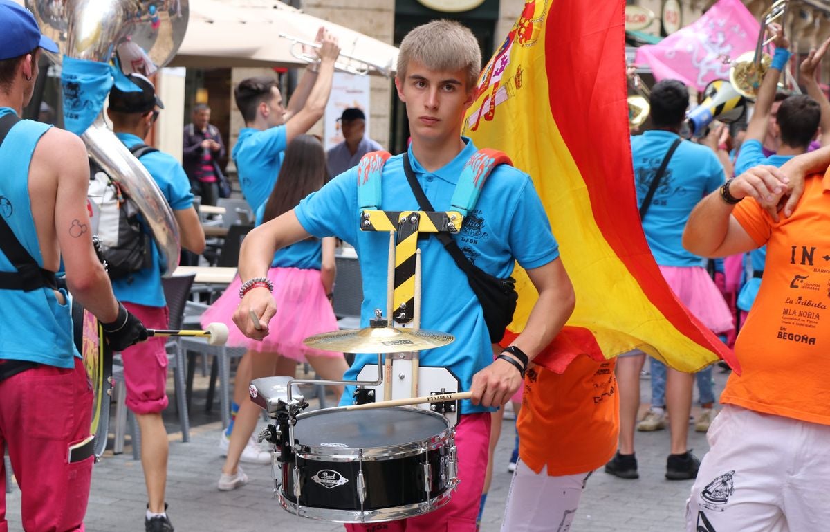 Fotos: Las peñas conquistan León a ritmo de charanga