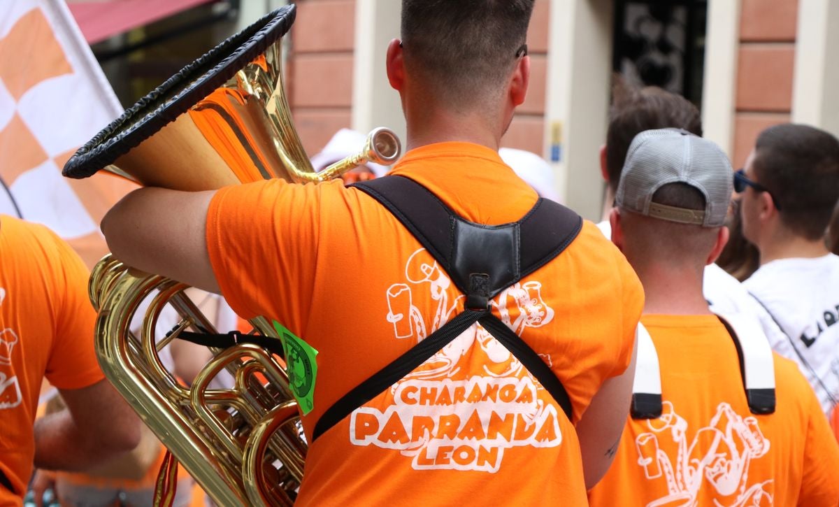 Fotos: Las peñas conquistan León a ritmo de charanga