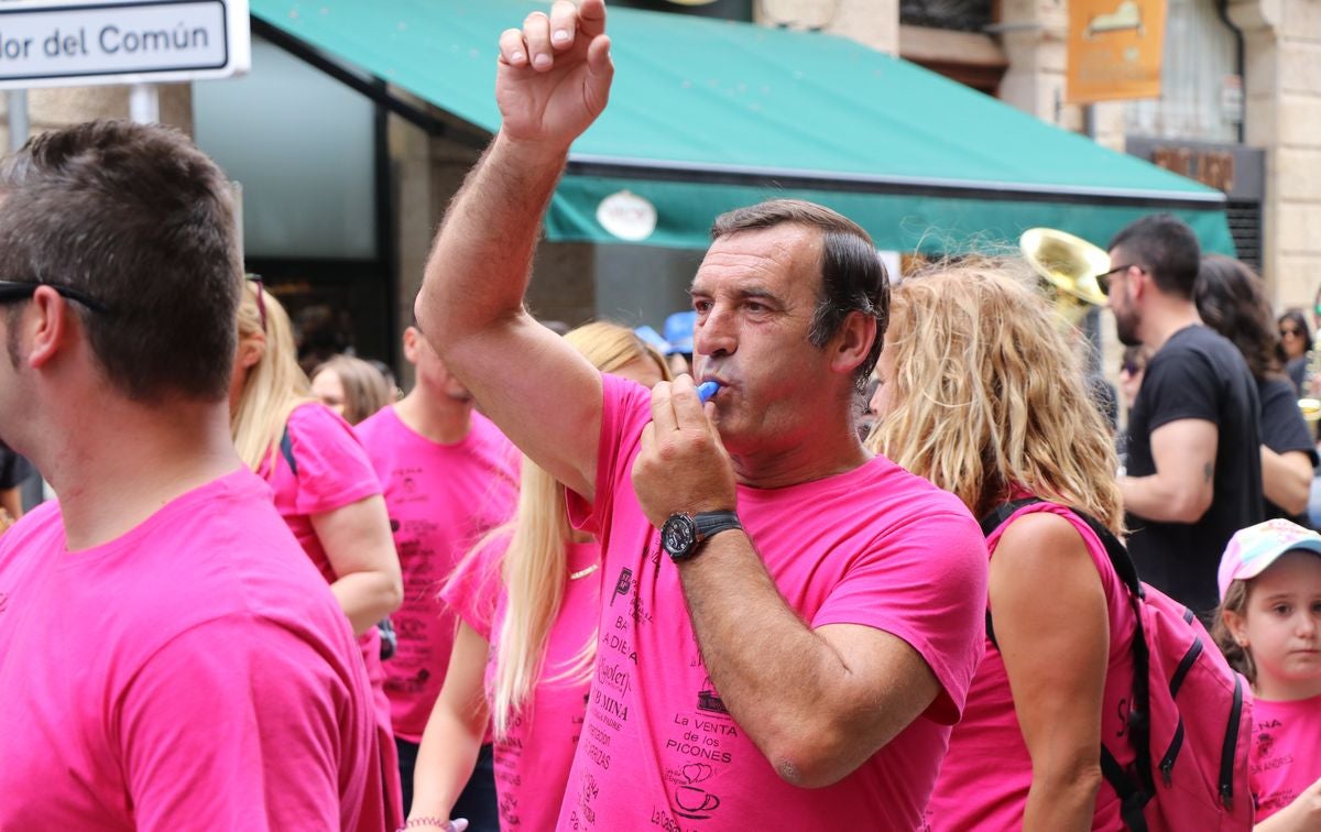 Fotos: Las peñas conquistan León a ritmo de charanga