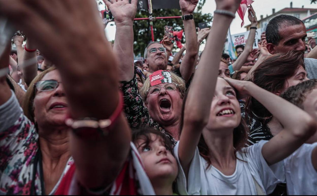 Partidarios del candidato republicano del Partido Popular, durante su campaña en Estambul.