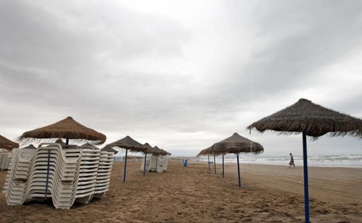 Cinco hombres acosan a una mujer en una playa naturista e intentan atropellarla