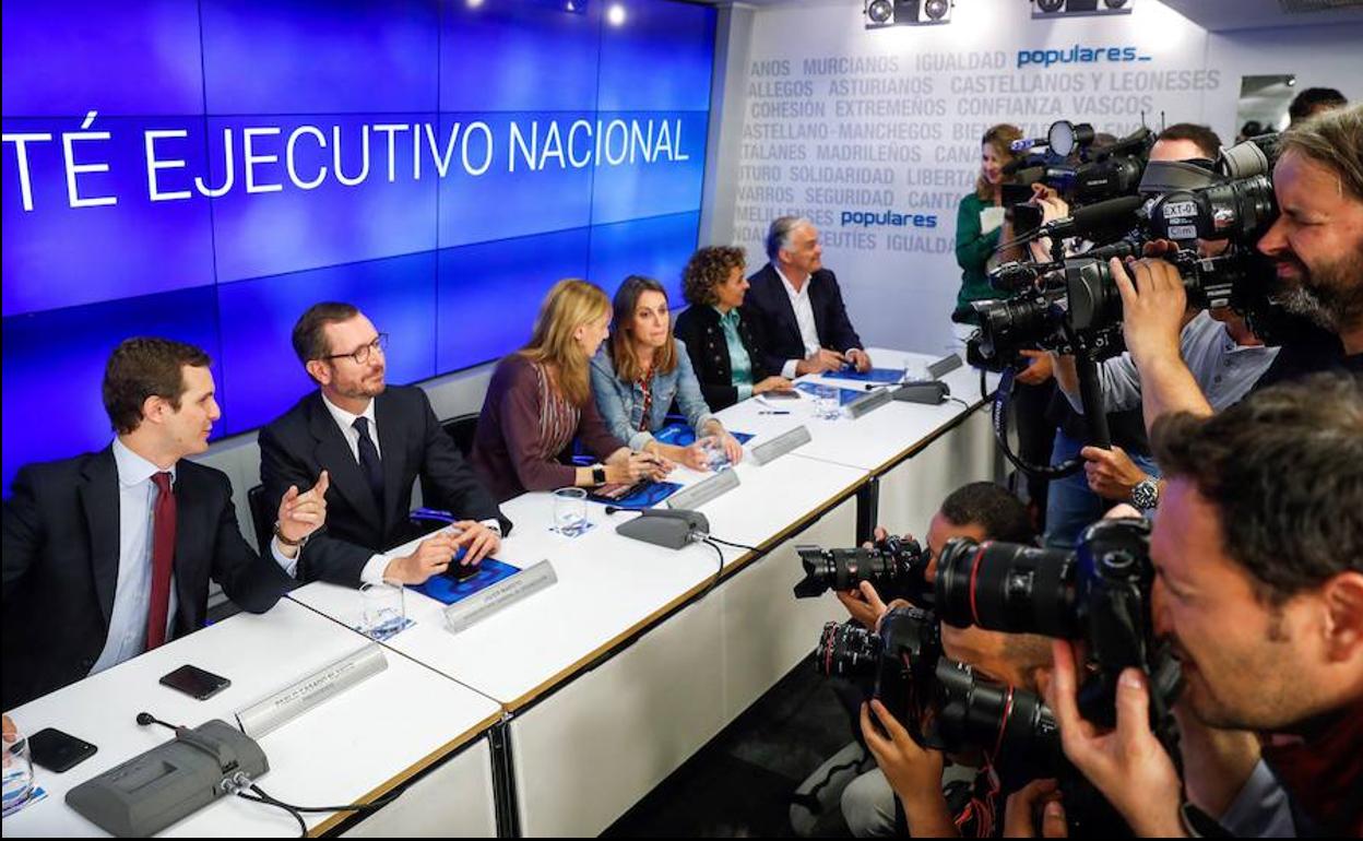 Casado conversa con Maroto en el comité ejecutivo del PP reunido tras las elecciones del 26 de mayo.