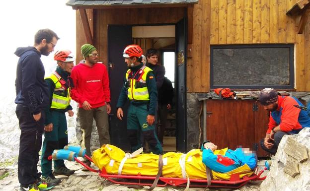 Efectivos del Greim junto al montañero rescatado.