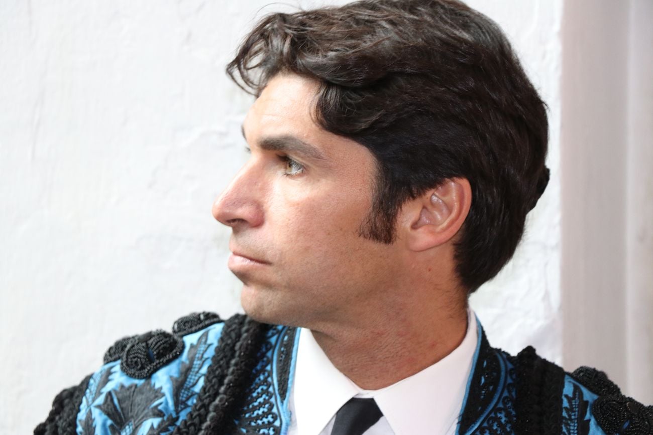 El Fandi, Cayetano y Pablo Aguado, por la puerta grande en León | Los tres diestros firman una intensa tarde de toreo que termina con el premio de la 'puerta grande' en el coso leonés | Media entrada y buen ambiente en una jornada marcada por el regreso a la arena de Pablo Aguado