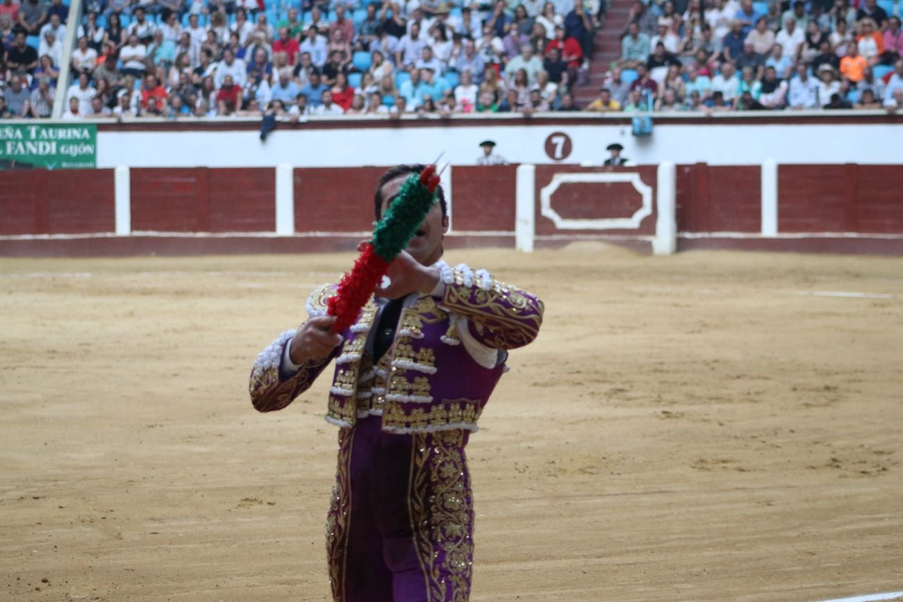 El Fandi, Cayetano y Pablo Aguado, por la puerta grande en León | Los tres diestros firman una intensa tarde de toreo que termina con el premio de la 'puerta grande' en el coso leonés | Media entrada y buen ambiente en una jornada marcada por el regreso a la arena de Pablo Aguado