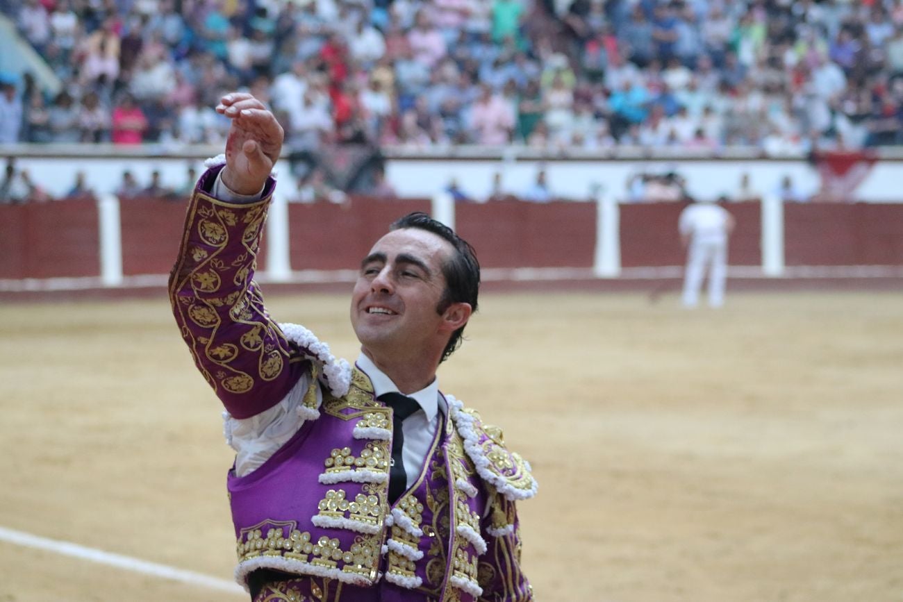 El Fandi, Cayetano y Pablo Aguado, por la puerta grande en León | Los tres diestros firman una intensa tarde de toreo que termina con el premio de la 'puerta grande' en el coso leonés | Media entrada y buen ambiente en una jornada marcada por el regreso a la arena de Pablo Aguado