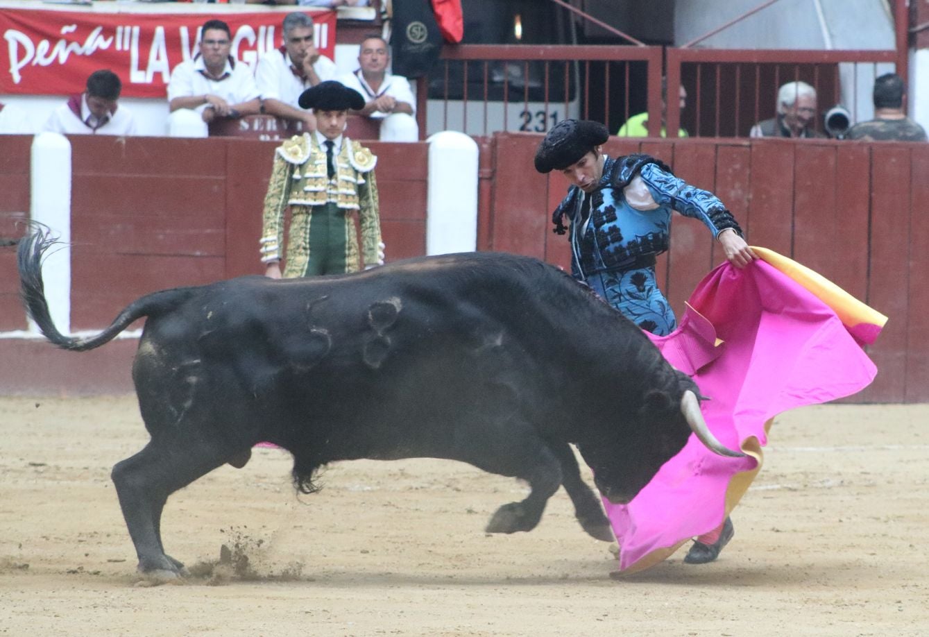 El Fandi, Cayetano y Pablo Aguado, por la puerta grande en León | Los tres diestros firman una intensa tarde de toreo que termina con el premio de la 'puerta grande' en el coso leonés | Media entrada y buen ambiente en una jornada marcada por el regreso a la arena de Pablo Aguado