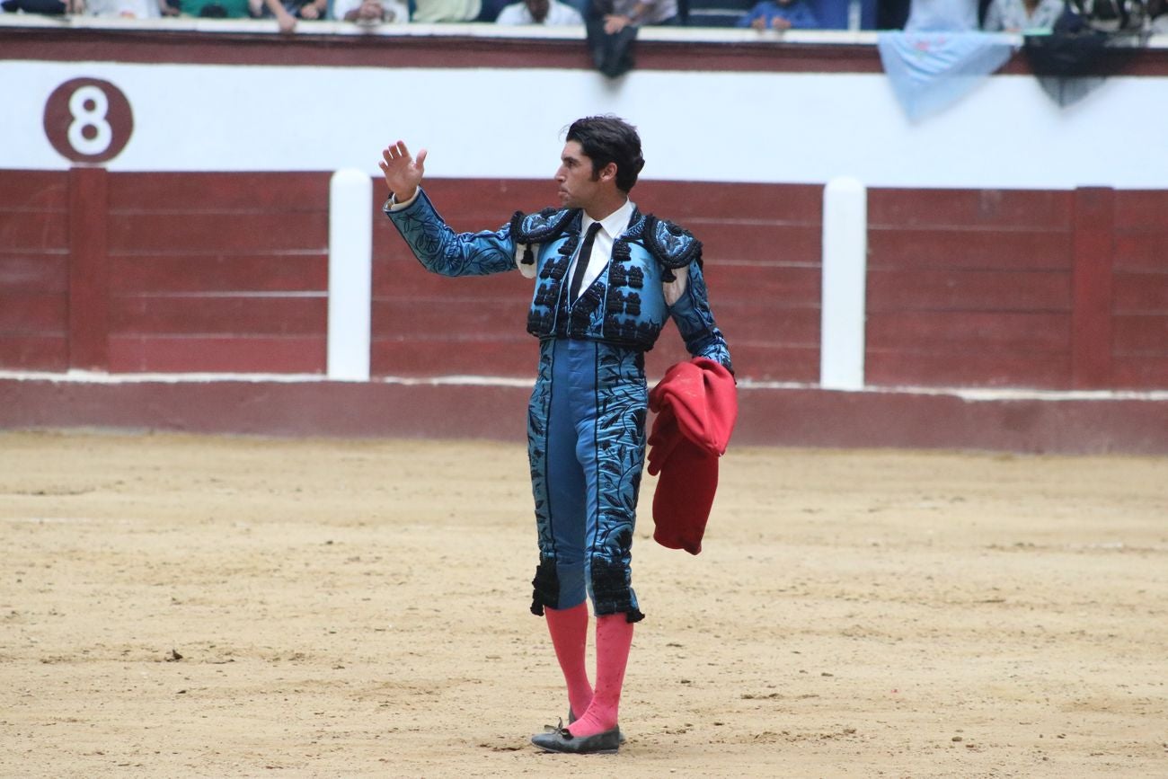 El Fandi, Cayetano y Pablo Aguado, por la puerta grande en León | Los tres diestros firman una intensa tarde de toreo que termina con el premio de la 'puerta grande' en el coso leonés | Media entrada y buen ambiente en una jornada marcada por el regreso a la arena de Pablo Aguado