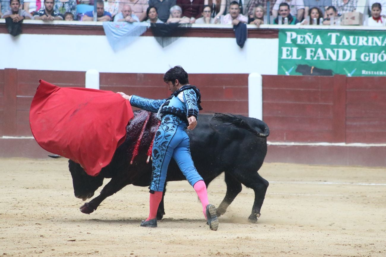 El Fandi, Cayetano y Pablo Aguado, por la puerta grande en León | Los tres diestros firman una intensa tarde de toreo que termina con el premio de la 'puerta grande' en el coso leonés | Media entrada y buen ambiente en una jornada marcada por el regreso a la arena de Pablo Aguado