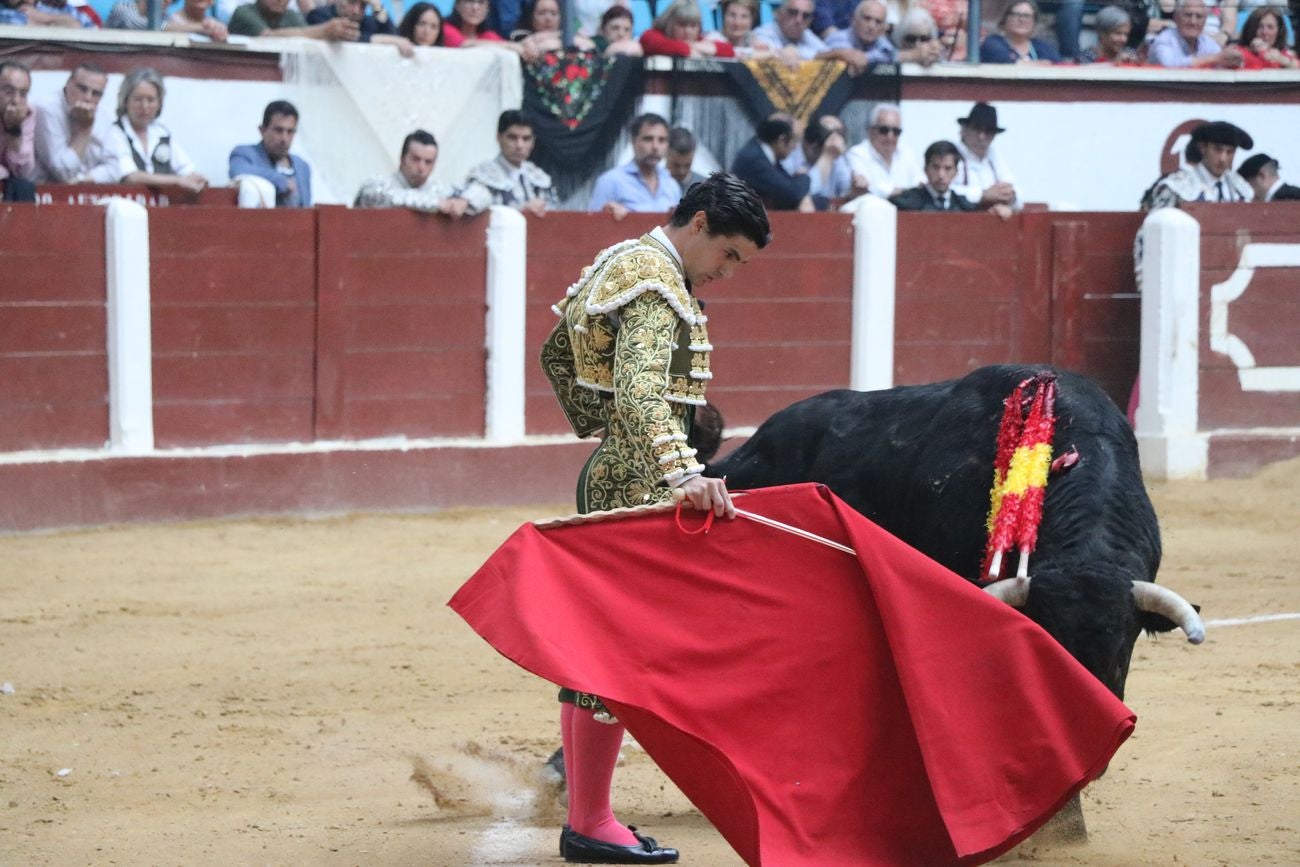 El Fandi, Cayetano y Pablo Aguado, por la puerta grande en León | Los tres diestros firman una intensa tarde de toreo que termina con el premio de la 'puerta grande' en el coso leonés | Media entrada y buen ambiente en una jornada marcada por el regreso a la arena de Pablo Aguado