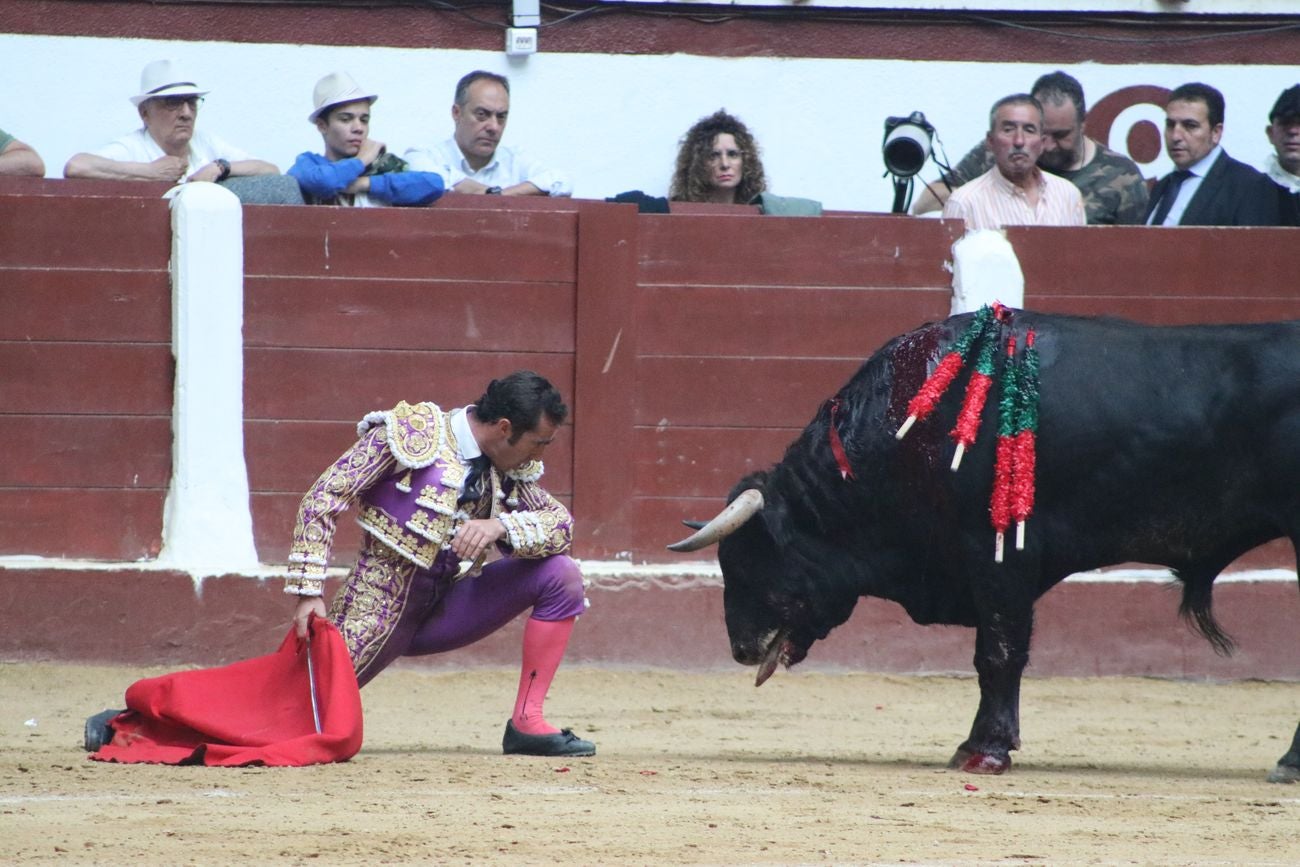 El Fandi, Cayetano y Pablo Aguado, por la puerta grande en León | Los tres diestros firman una intensa tarde de toreo que termina con el premio de la 'puerta grande' en el coso leonés | Media entrada y buen ambiente en una jornada marcada por el regreso a la arena de Pablo Aguado