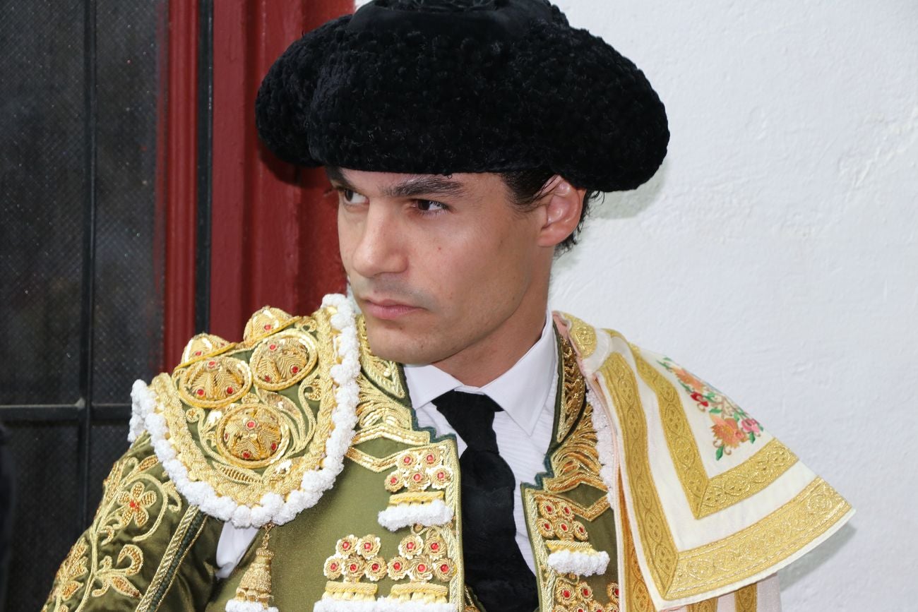 El Fandi, Cayetano y Pablo Aguado, por la puerta grande en León | Los tres diestros firman una intensa tarde de toreo que termina con el premio de la 'puerta grande' en el coso leonés | Media entrada y buen ambiente en una jornada marcada por el regreso a la arena de Pablo Aguado