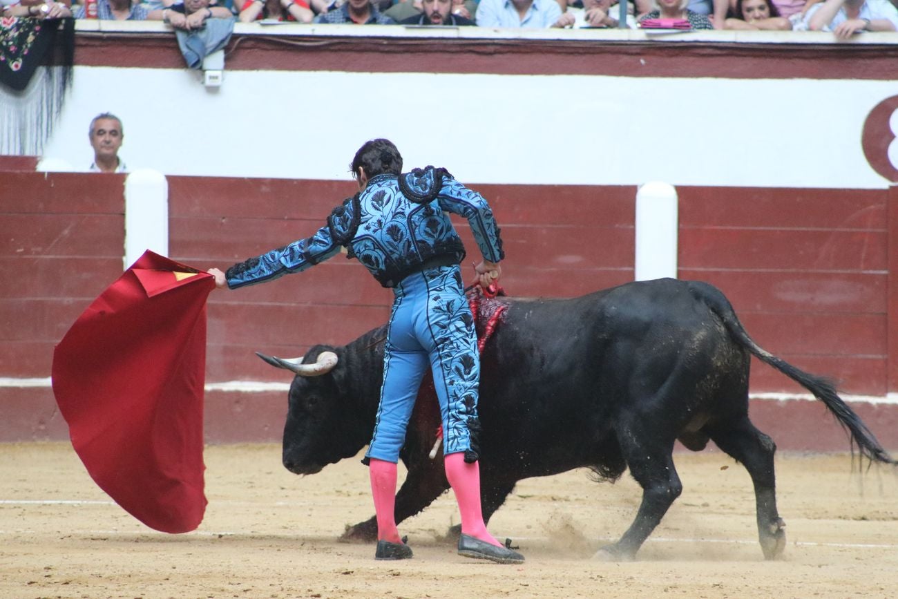 El Fandi, Cayetano y Pablo Aguado, por la puerta grande en León | Los tres diestros firman una intensa tarde de toreo que termina con el premio de la 'puerta grande' en el coso leonés | Media entrada y buen ambiente en una jornada marcada por el regreso a la arena de Pablo Aguado
