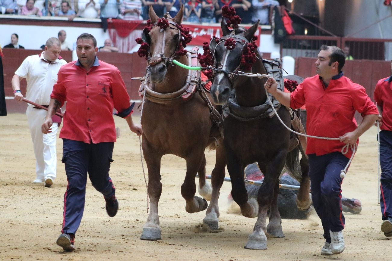 El Fandi, Cayetano y Pablo Aguado, por la puerta grande en León | Los tres diestros firman una intensa tarde de toreo que termina con el premio de la 'puerta grande' en el coso leonés | Media entrada y buen ambiente en una jornada marcada por el regreso a la arena de Pablo Aguado