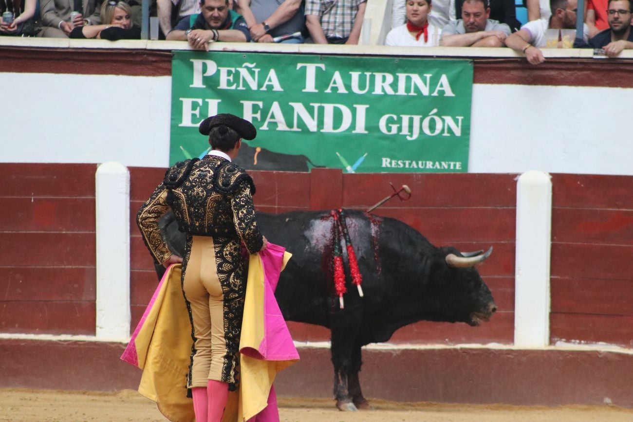 El Fandi, Cayetano y Pablo Aguado, por la puerta grande en León | Los tres diestros firman una intensa tarde de toreo que termina con el premio de la 'puerta grande' en el coso leonés | Media entrada y buen ambiente en una jornada marcada por el regreso a la arena de Pablo Aguado